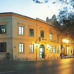 Fachada Casa Caridad noche